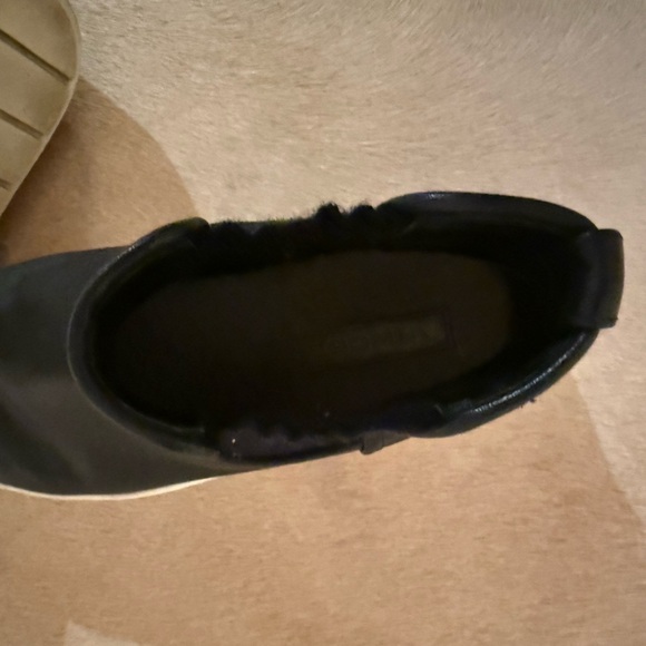 Vince Warren Black slip on boots with white Soles - Picture 3 of 7